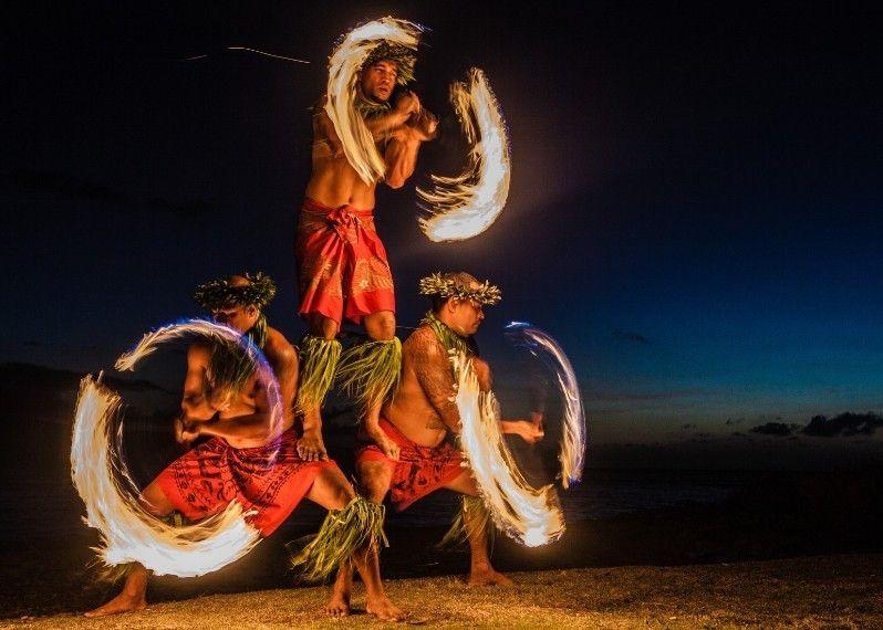 Spettacoli tradizionali con il fuoco, Hawaii.
©Deborah Kolb/Shutterstock